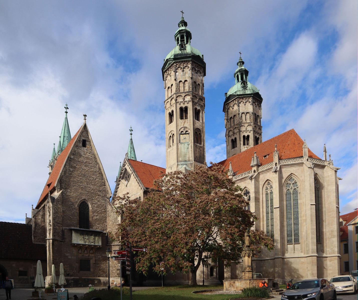 Dom in Naumburg mit angeschlossener Marienkirche (links)