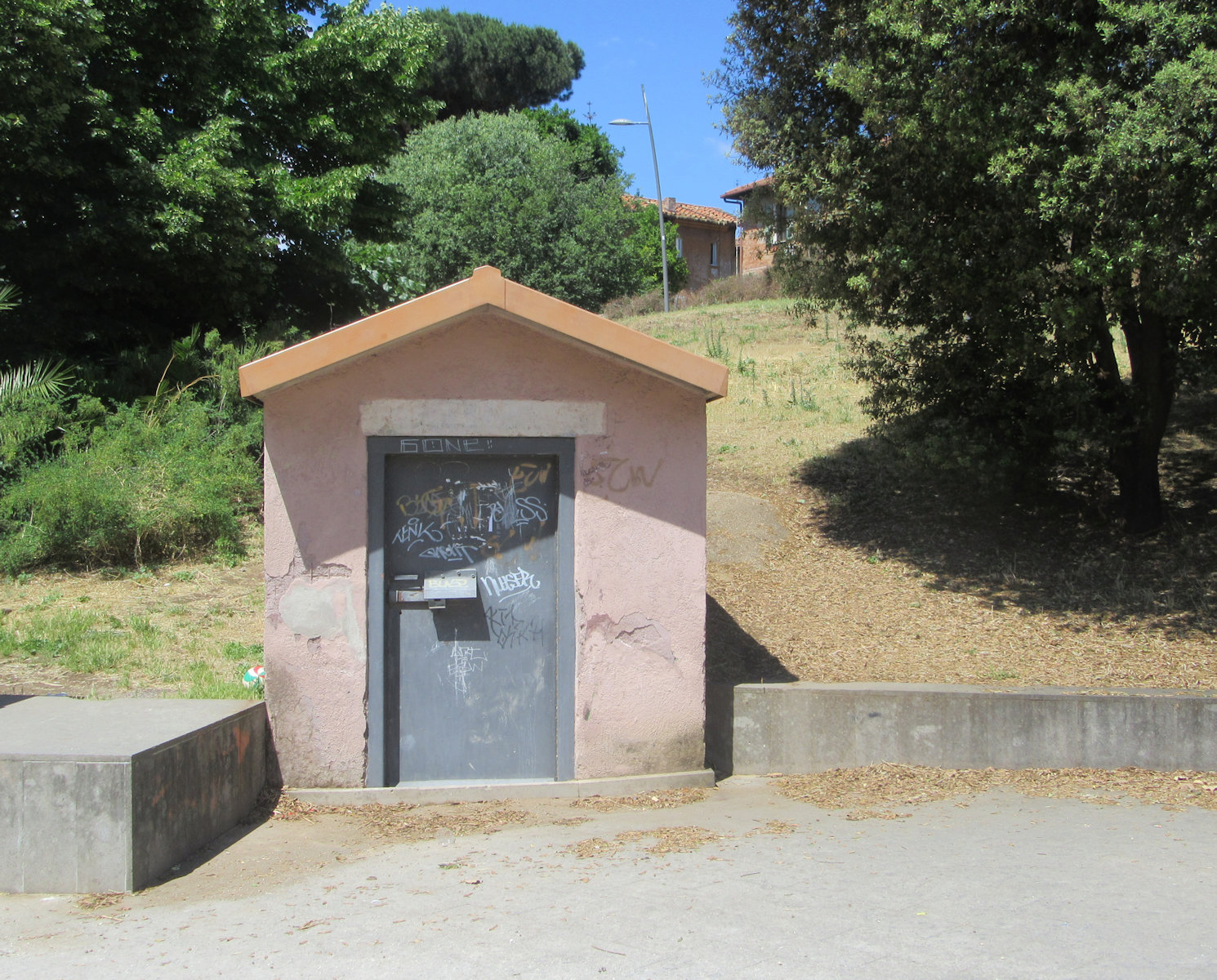 Eingang zu den Katakomben der Commodilla im gleichnamigen Park in Rom