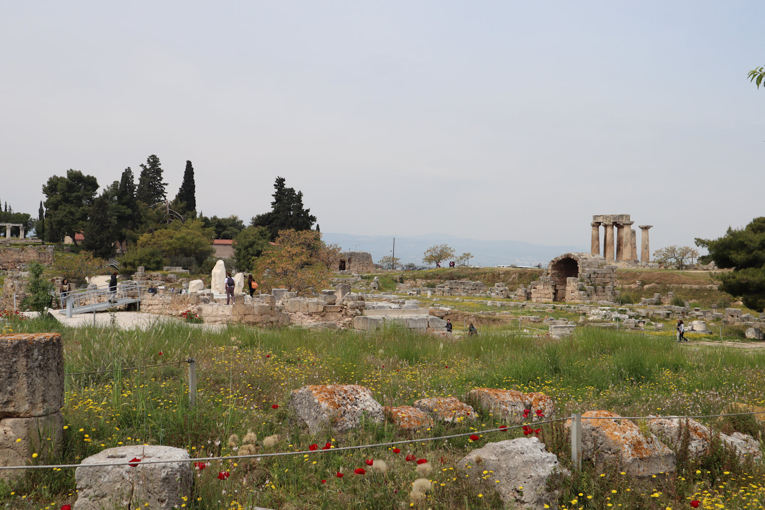 Agora in den Ausgrabungen von Korinth mit der „Bema”, der Rednertribüne, auf der Paulus angeklagt war (Mitte links) und dem Apollo-Tempel (rechts)