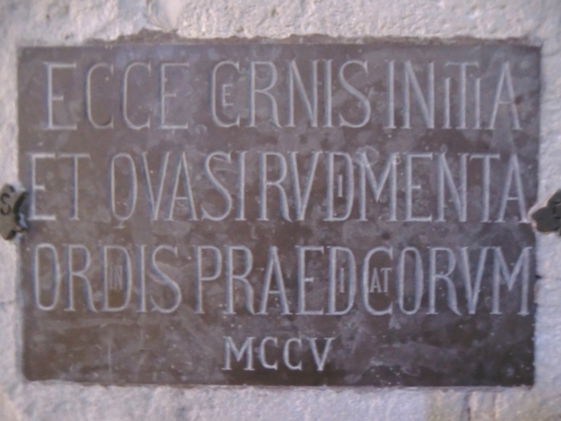 Tafel: „Hier wurde 1205 beschlossen und eingeleitet, den Predigerorden zu gründen”, in der Kirche in Castelnau-le-Lez