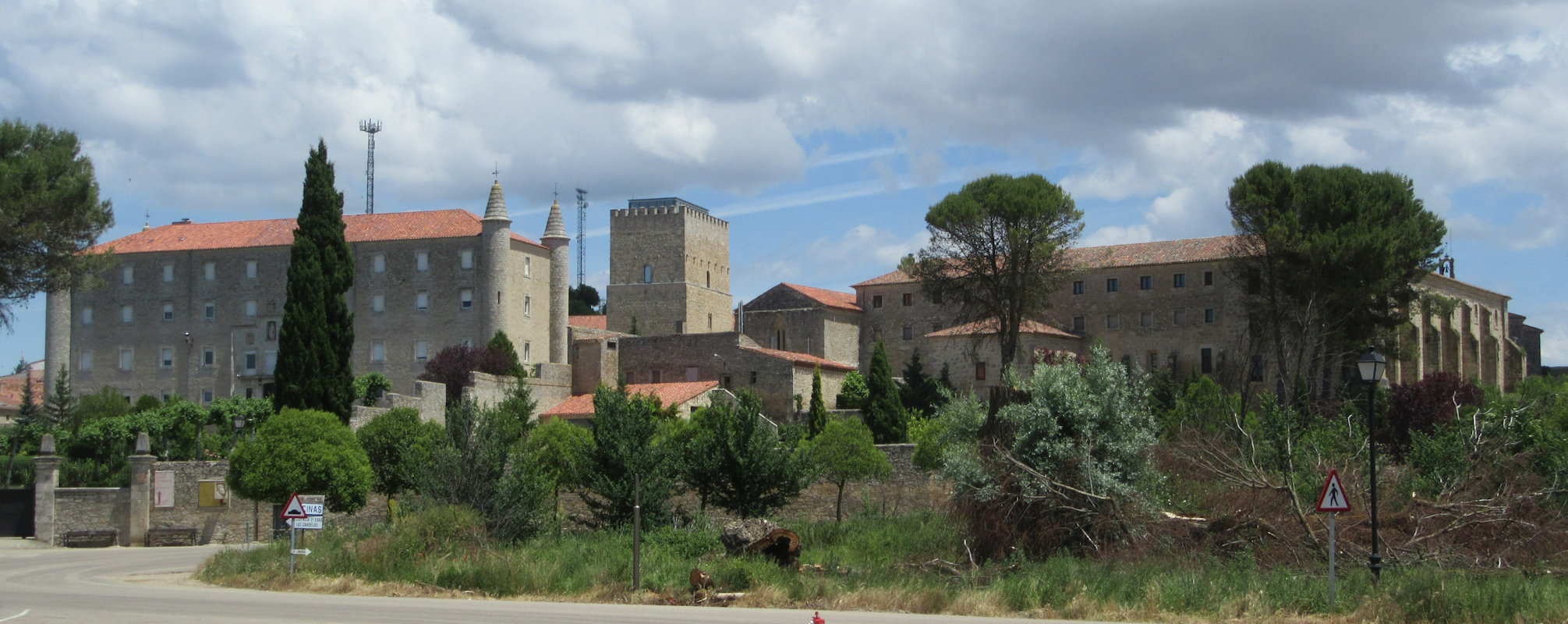 Kloster (rechts) und das Einkehrhaus der Dominikaner (links, dazwischen der alte Turm der Guzmán in Caleruega