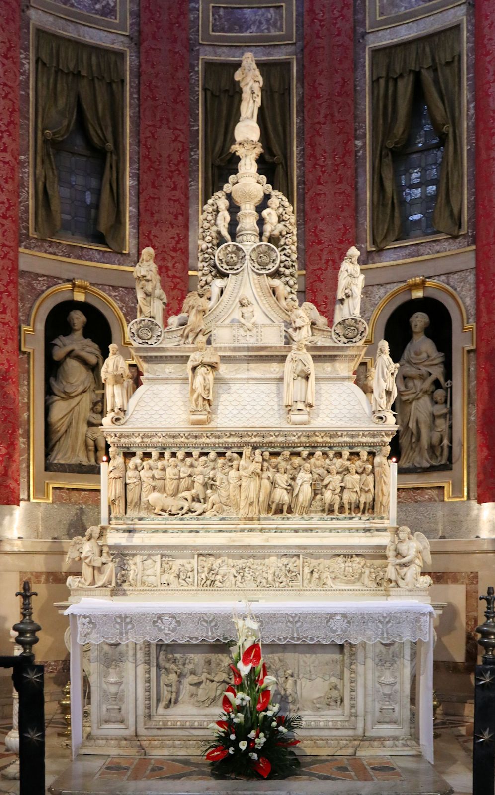 Nicola Pisano: Dominikus' Sarkophag, 1267, später ergänzt durch weitere Künstler, in der Basilika San Domenico in Bologna