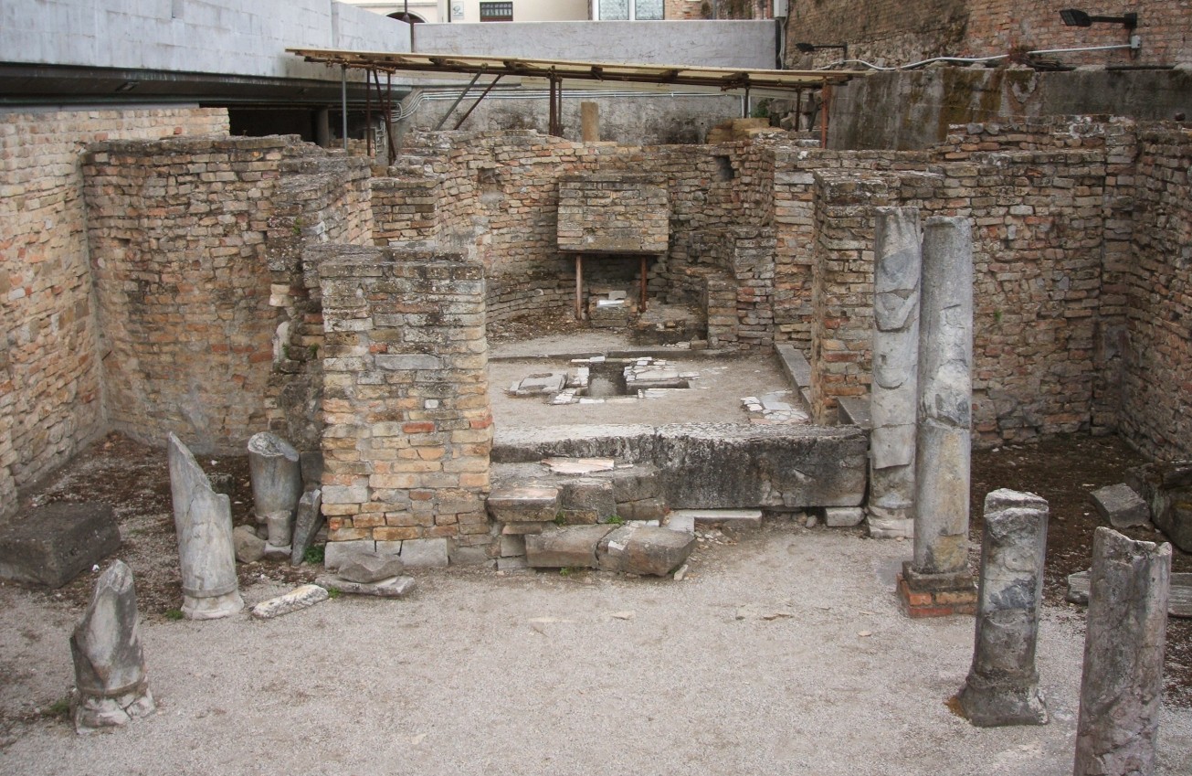Die um 350 erbaute „Trichora” in Concordia Sagittaria mit kreuzförmiger Nische im Boden für die Reliquien der Märtyrer, im Jahr 389 erweitert zur Basilika (vorne)