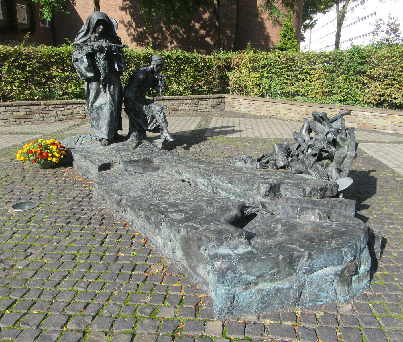 Bert Gerresheim: Denkmal, 1999, vor dem Priesterseminar in Köln