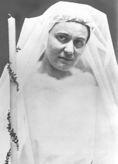 Edith Stein am Tag ihrer Einkleidung im Orden, gekleidet wie bei einer Hochzeit