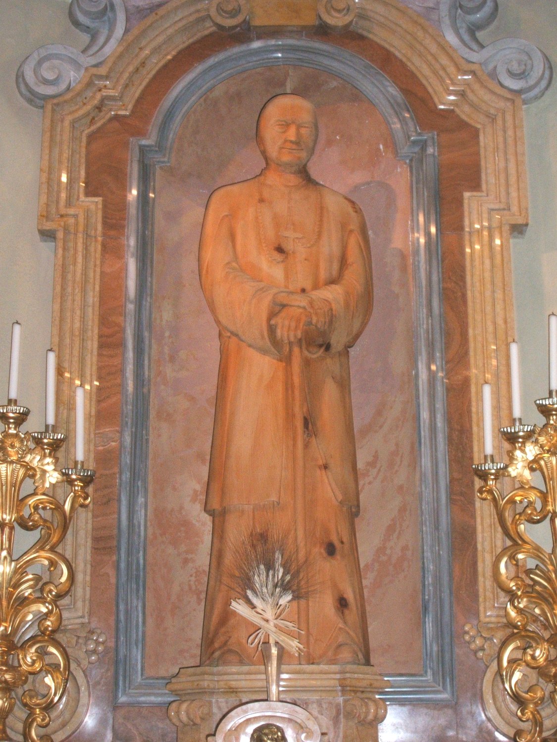 Statue im Seitenalter der Kathedrale in Susa