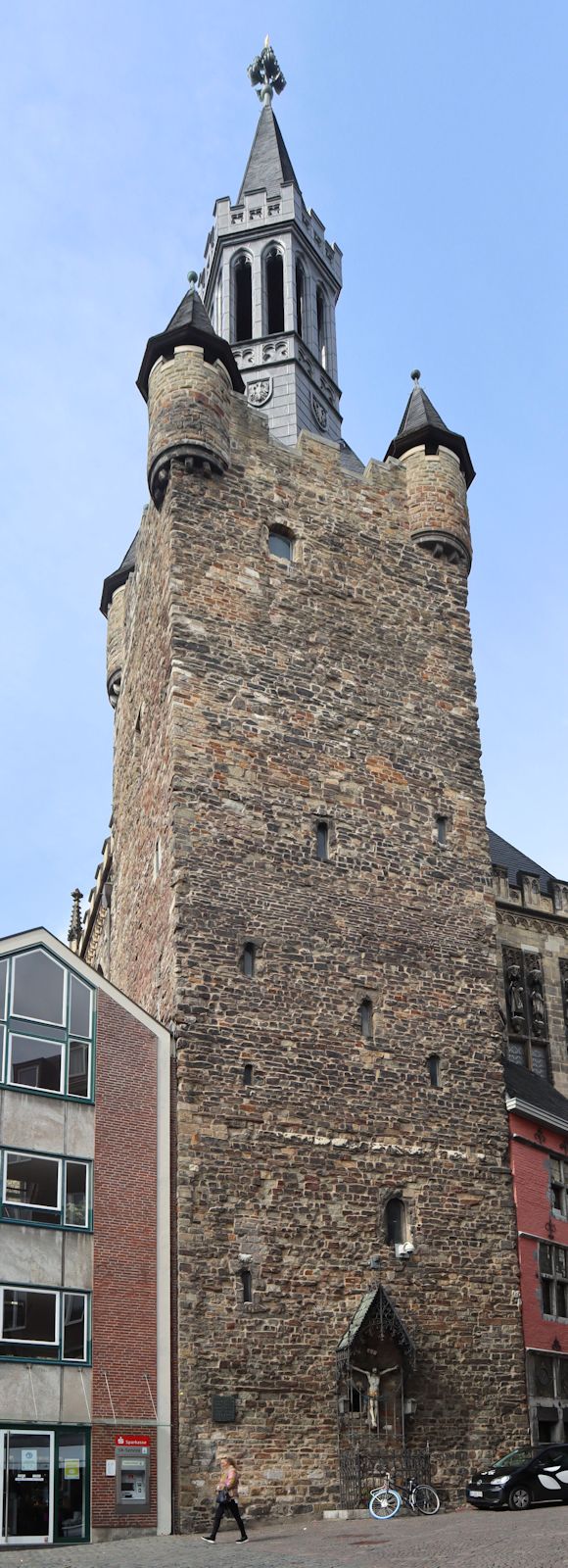 „Granusturm”, verbleibener originaler Rest der früheren Kaiserpfalz an der Stelle des heutigen Rathauses in Aachen