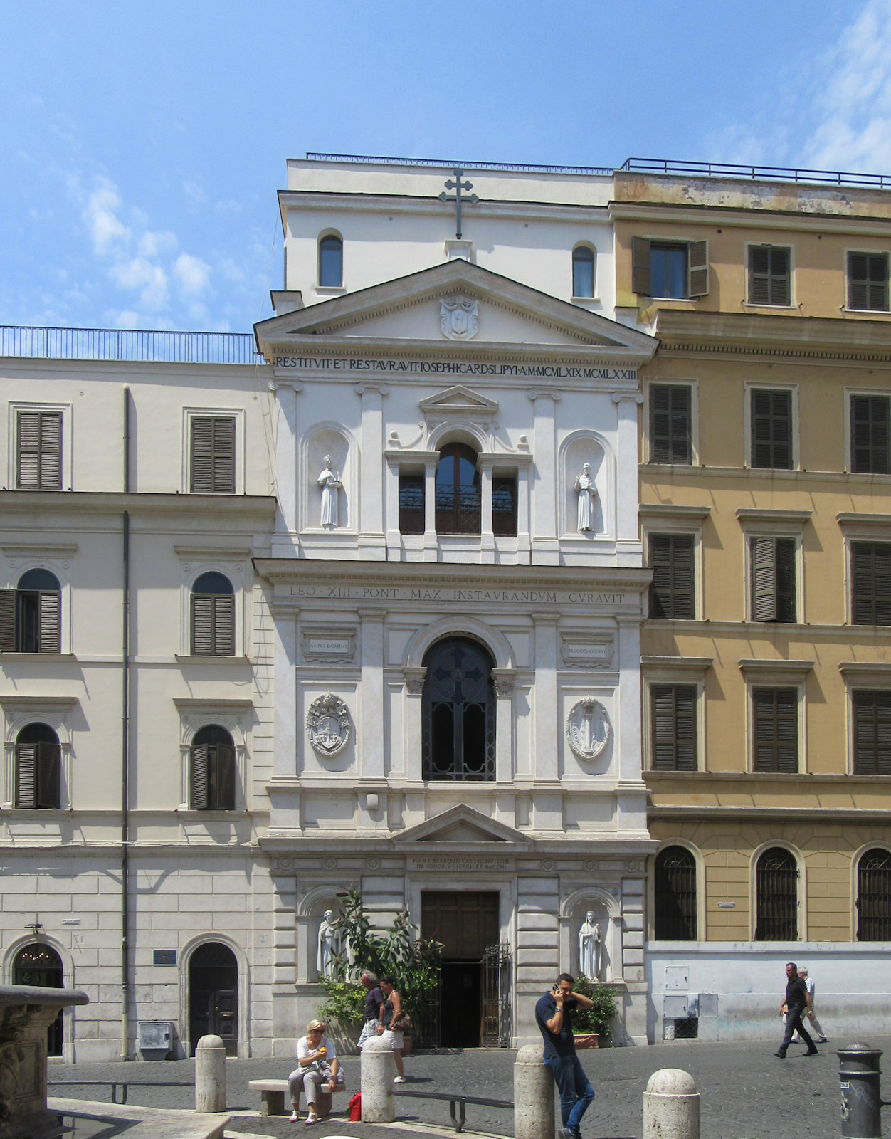 Kirche Santi Sergio e Bacco und ukrainisches Kolleg (rechts) in Rom