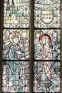 Imma-Fenster: Erzbischof Heribert II. übergibt Emma die Erlaubnis zum Bau ihrer Kirche, im Hintergrund Kunigunde und Kaiser Heinrich II., Glasfenster in der katholischen Wallfahrtskirche in Bochum-Stiepel