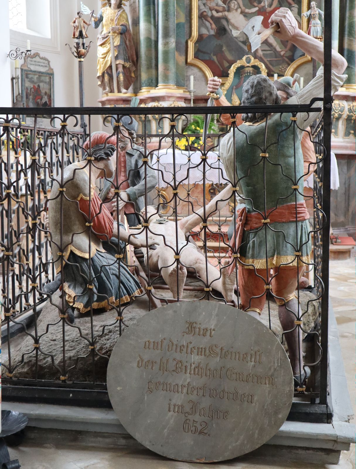 Emmerams Martyrium in Kleinhelfendorf, Installation in der Kapelle an der (angeblichen) Stelle des Geschehens
