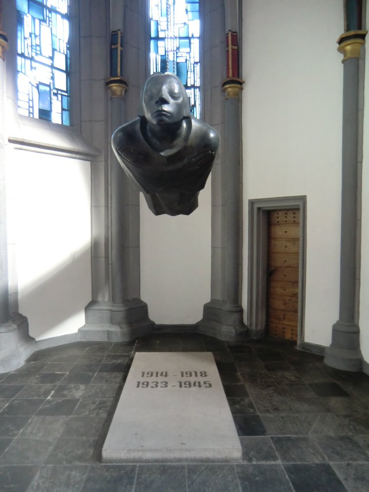 Ernst Barlach: „Der Schwebende”, Original 1927, Nachguss seit 1952 in der Kölner Antoniterkirche als Denkmal für die Opfer der Weltkriege und der Nazi-Herrschaft