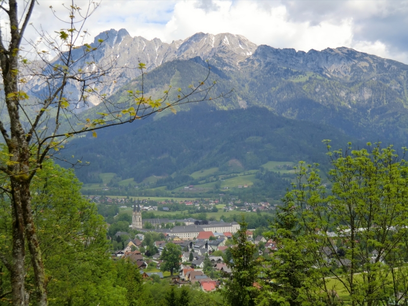 Kloster Admont mit Blick auf die Ennstaler Alpen