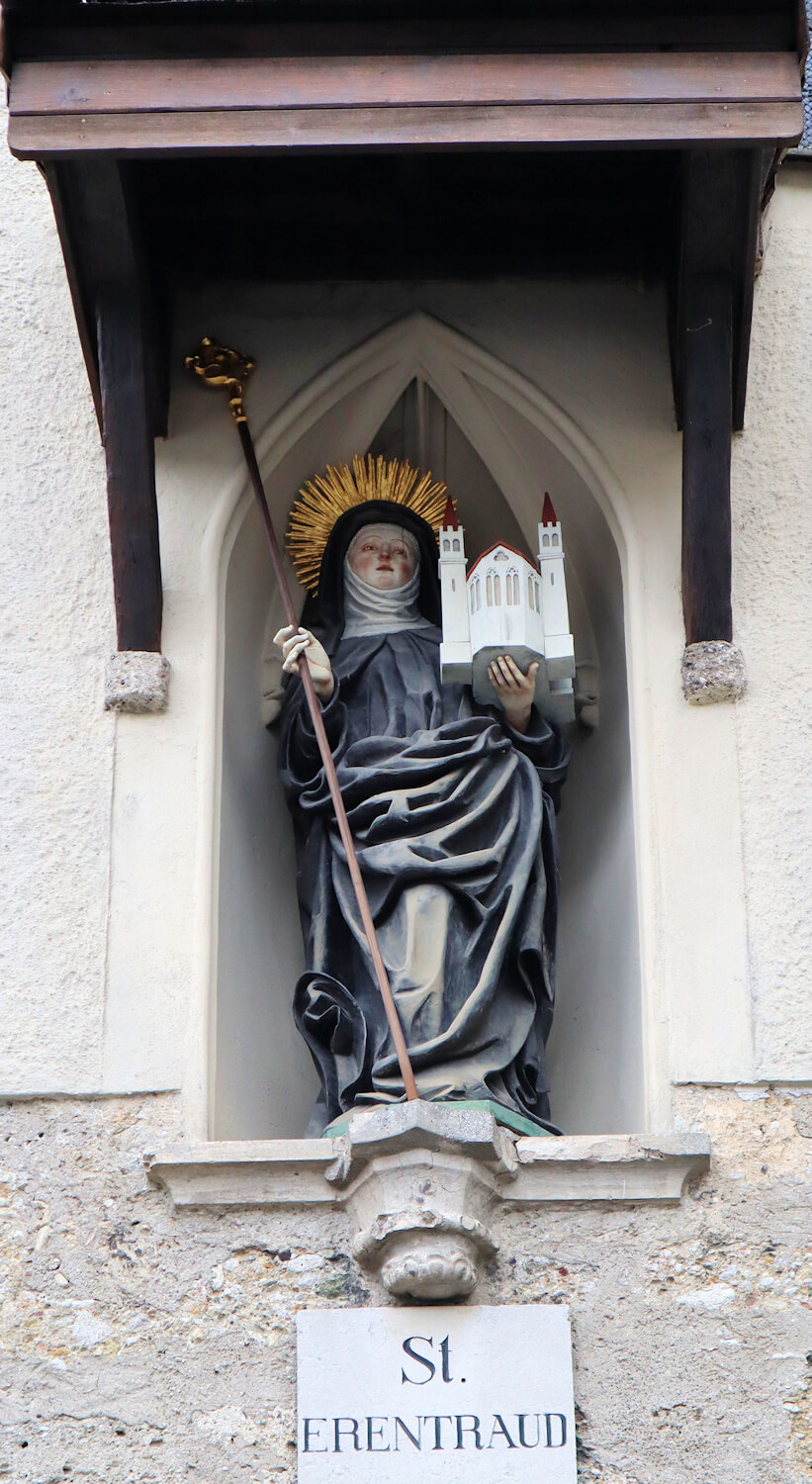 Statue am Eingang zum Kloster Nonnberg