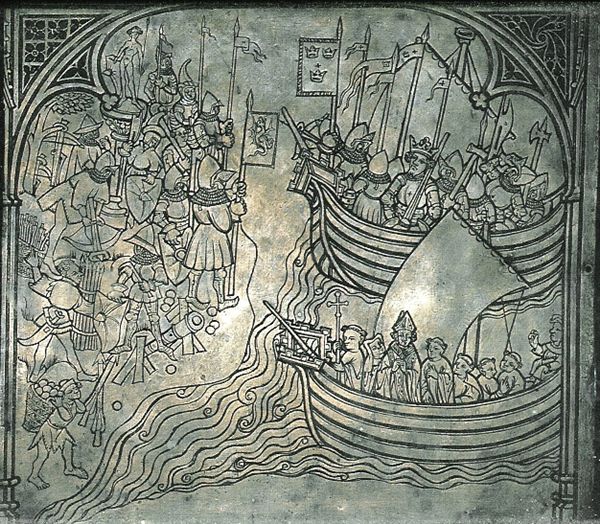 Paneel auf dem Grab des Henricus te Nousis in Finnland, um 1420: Erik (mit Krone im hinteren Schiff) und Bischof Henrik von Uppsala (mit Bischofsmütze im vorderen Schiff) auf ihrem Kreuzzug gegen die Finnen