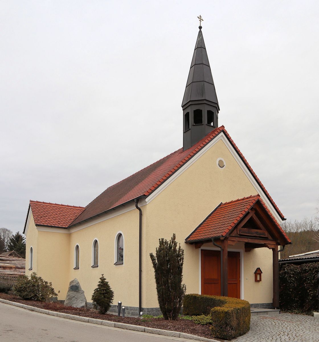 Von der Dorfgemeinschaft 2000/2001 erbaute  Kapelle in Neuhaus zum Andenken an Eustachius Kugler