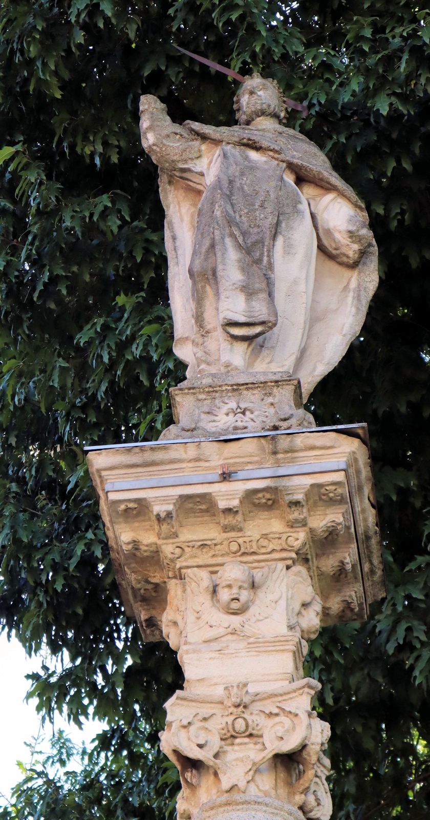 Statue vor der Kirche Sant'Eustorgio in Mailand