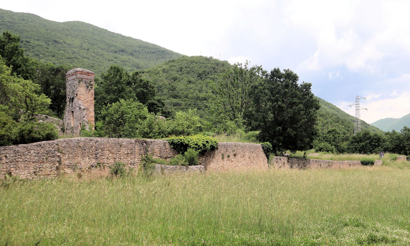 Ruine der Kirche San Vittorino nahe den Aquae Cutiliae bei Cittaducale