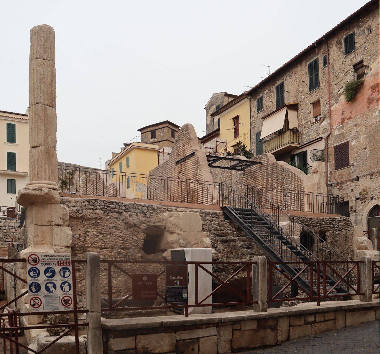 Ruinen des Capitoliums, des Jupiter, Juno und Minerva geweihten römischen Tempels in Terracina