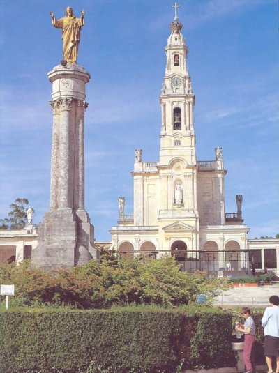 Basilika von Fatima, erbaut von 1928 bis 1953; davor die Herz-Jesu-Statue, errichtet über der Stelle, wo man 1921 die erste Quelle gefunden hatte, geweiht 1932