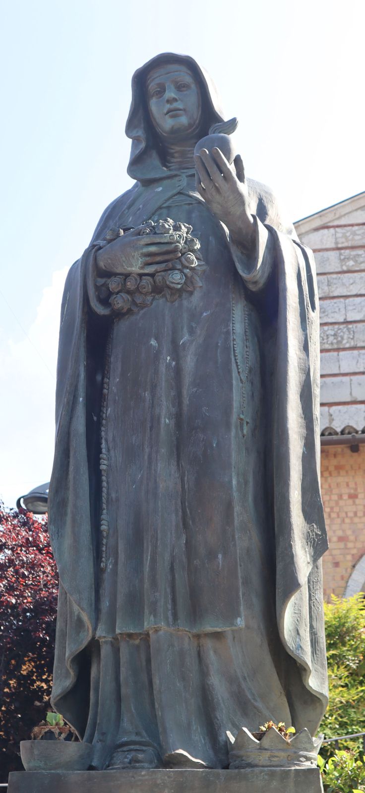 Statue an Philippas Kloster in Borgo San Pietro
