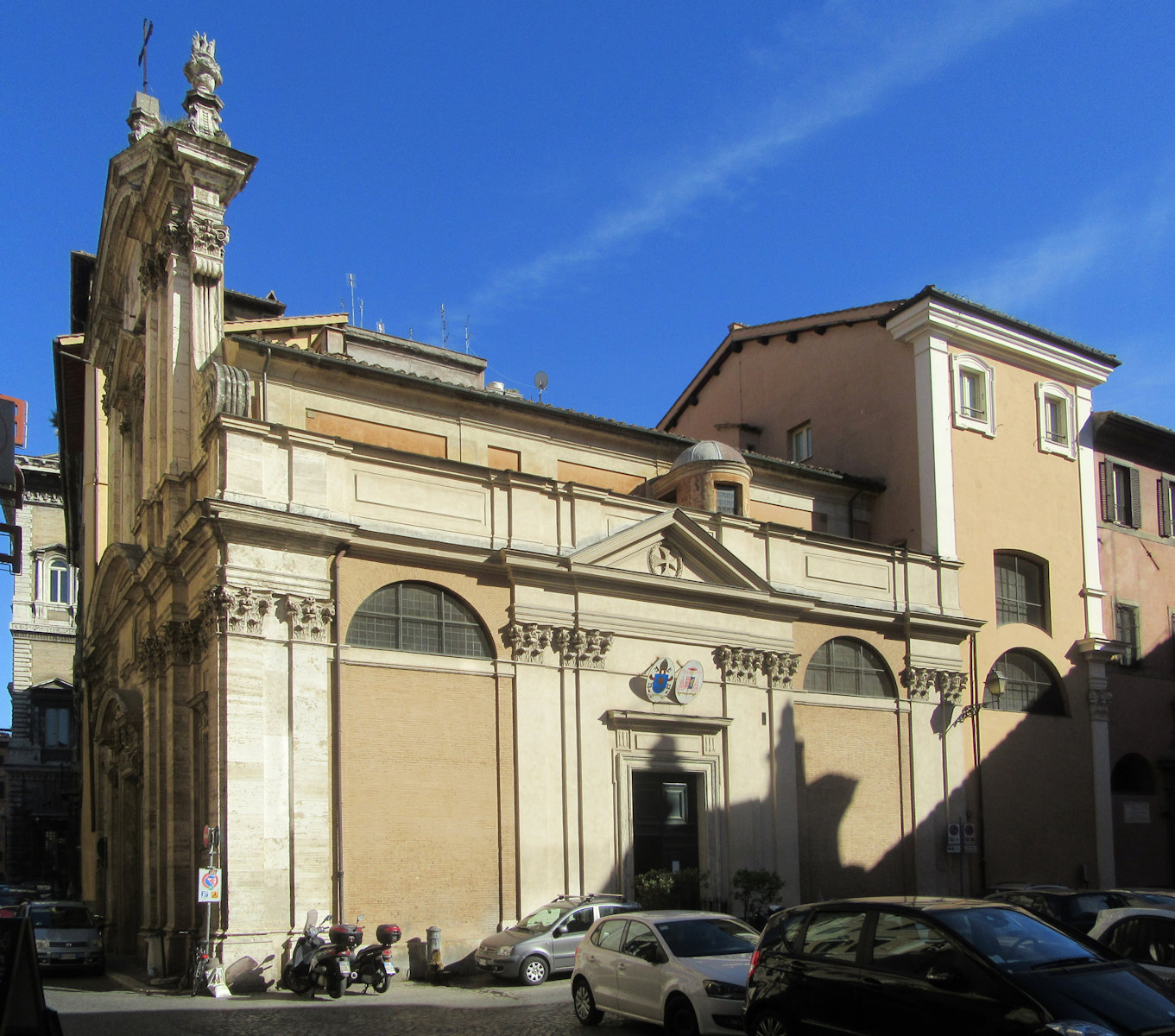 Kirche San Girolamo della Carità in Rom, links oben das über den Chor gebaute Oratorium