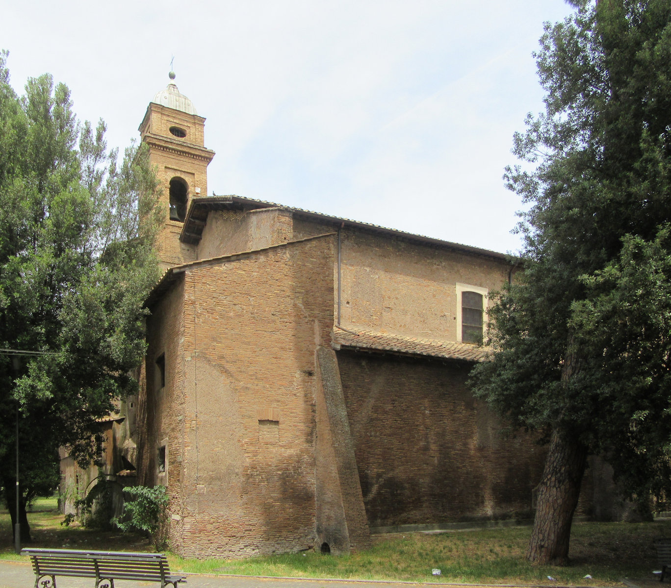 Die Rückseite der Kirche Santi Nereo e Achilleo