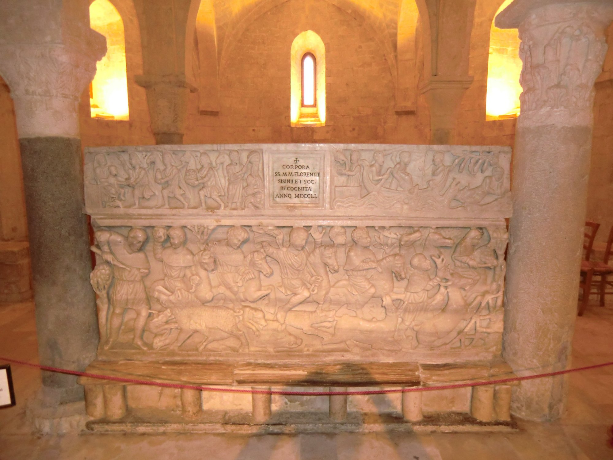 Marmorsarkophag für Florentius, Sisinnius und ihre Gefährten Diokletian und Maximus, in der Krypta der Kathedrale in Osimo