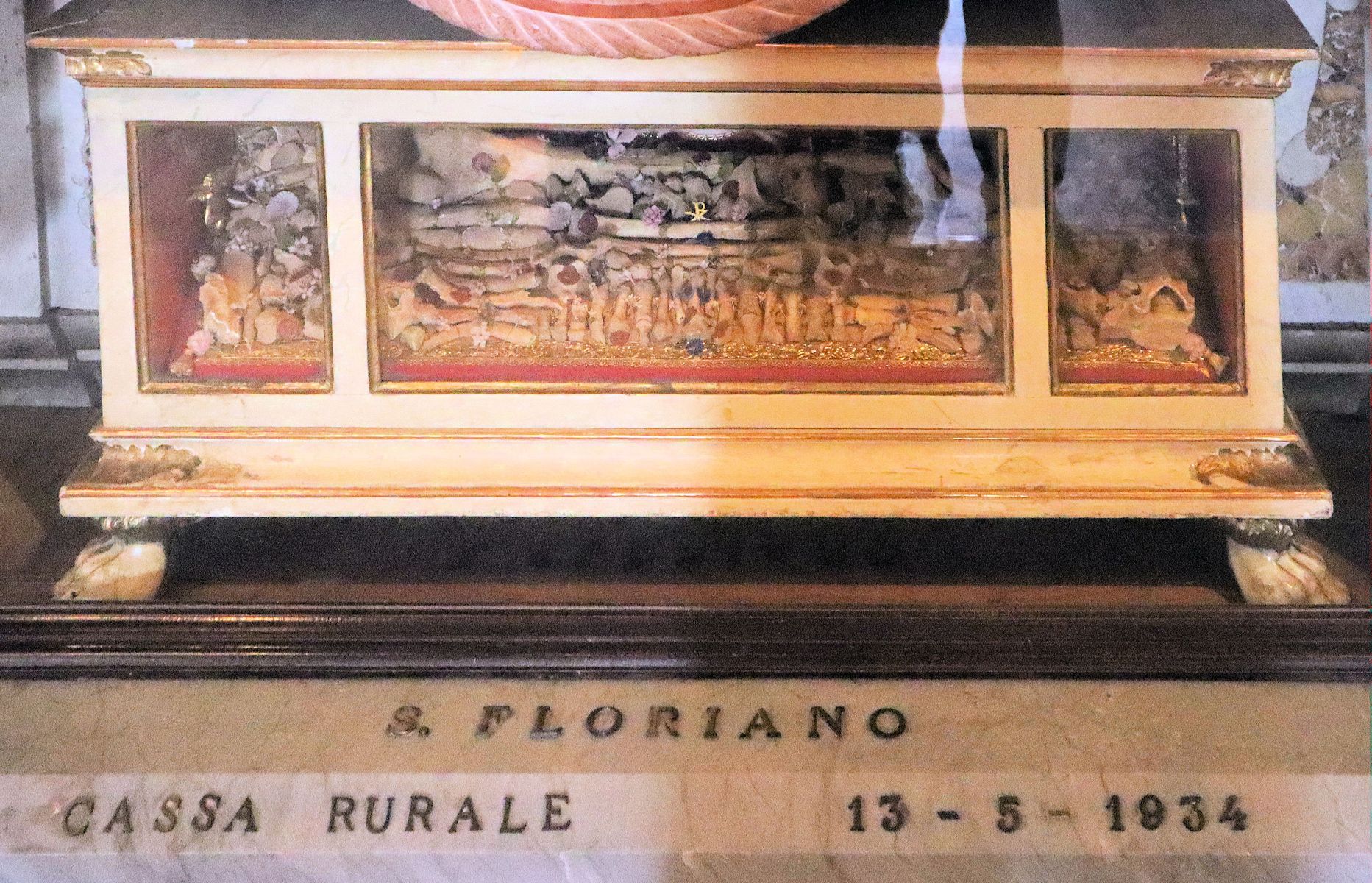 Florians Gebeine in der Kirche in San Floriano