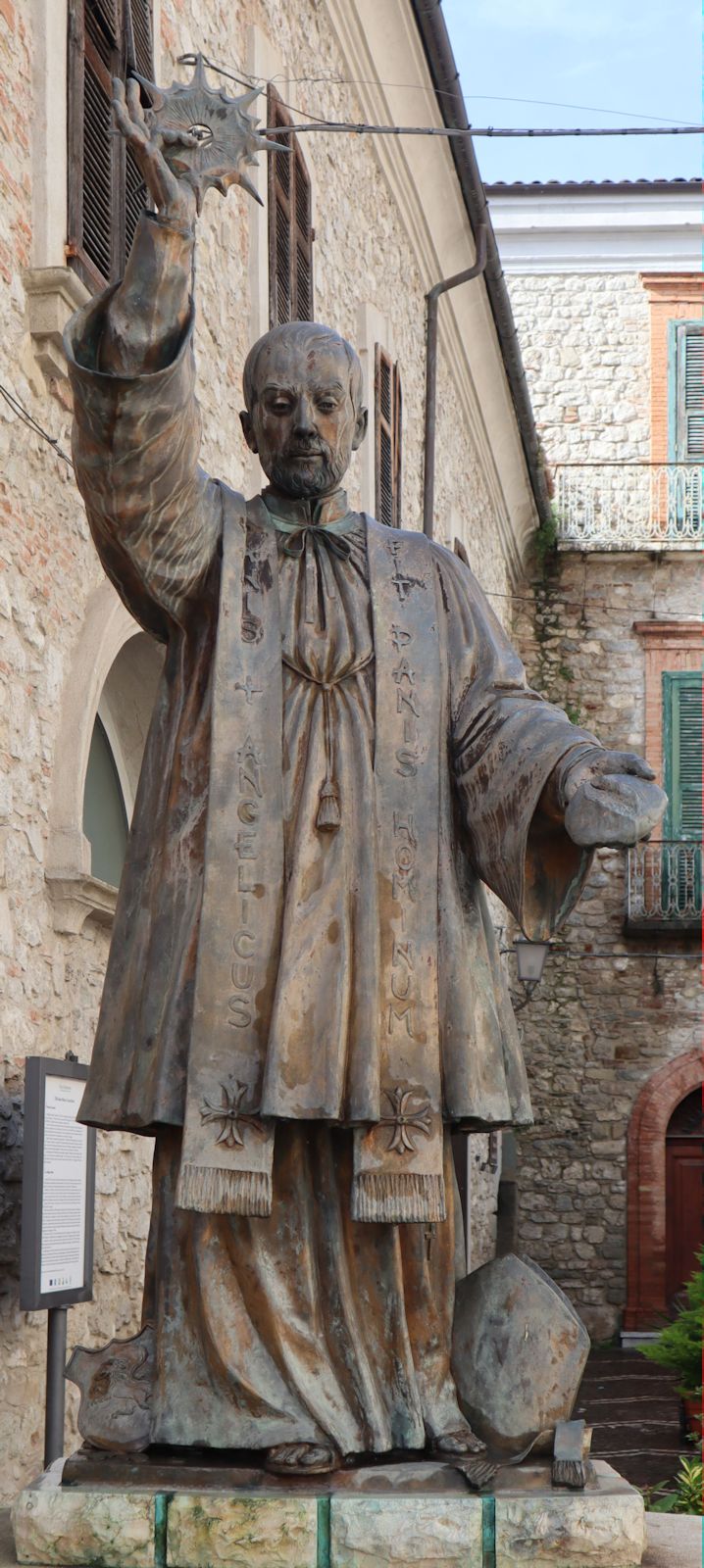 Denkmal vor dem Palazzo Caracciolo in Villa Santa Maria