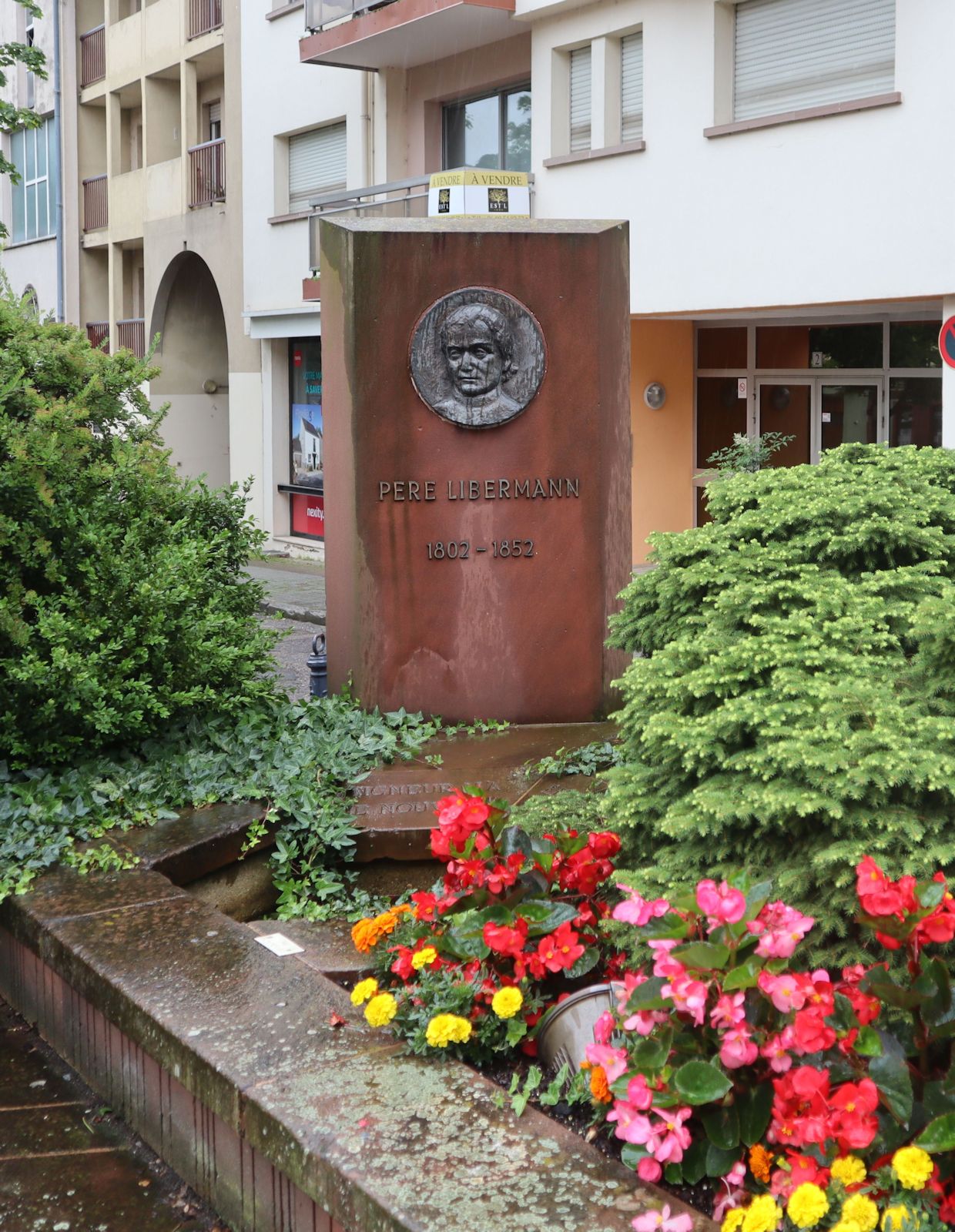 Denkmal für Franz Maria Paul Libermann, 1968,am Platz der alten Synagoge unweit seines Geburtshaus (links) in Saverne
