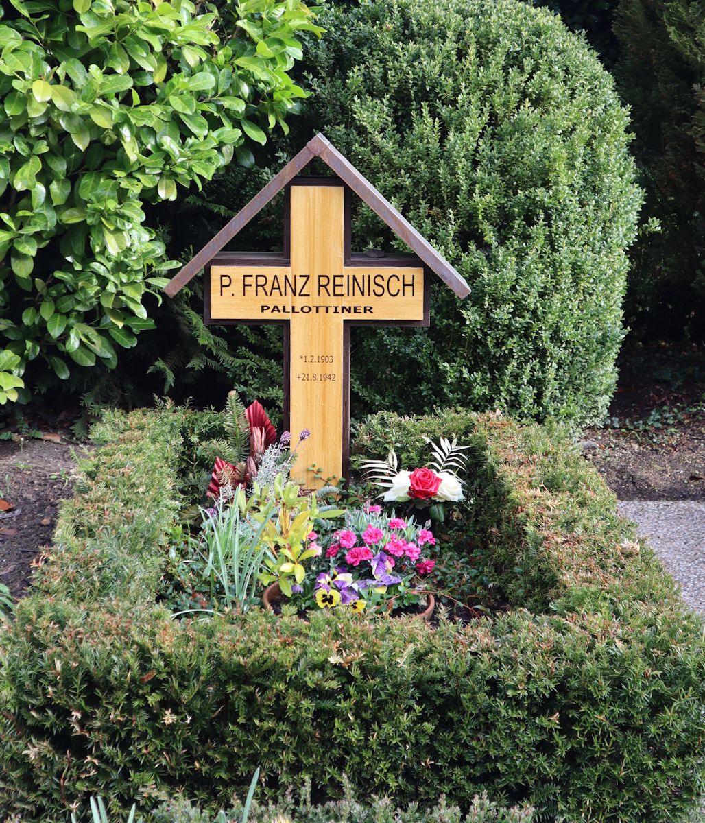 Franz Reinisch' Grab neben dem „Urheiligtum” in Schönstatt
