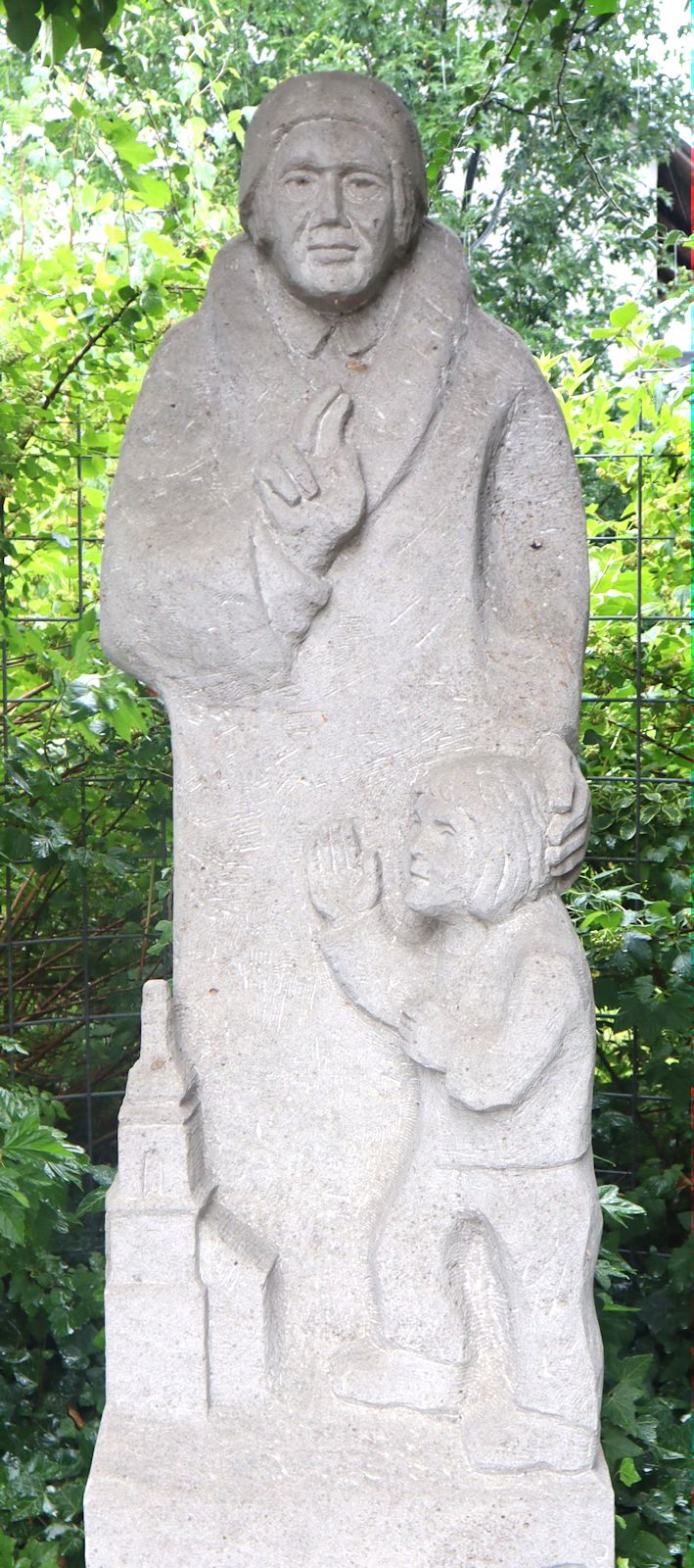 Statue vor der Pfarrkirche in Oberschneiding