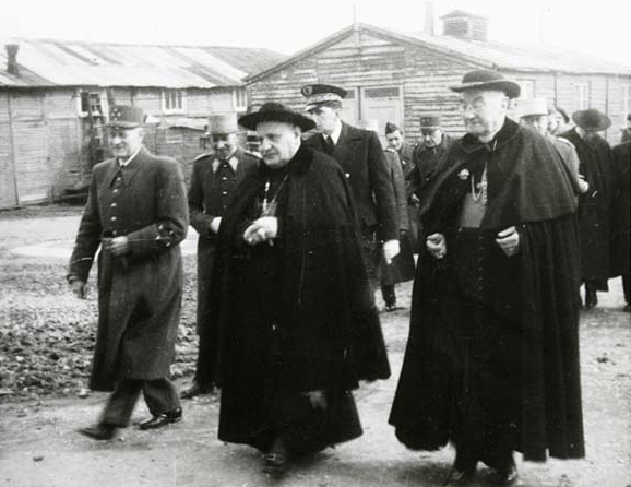 Der Apostolische Nuntius Roncalli und spätere Papst Johannes XXIII. bei einem seiner Besuche im Lager in Chartres