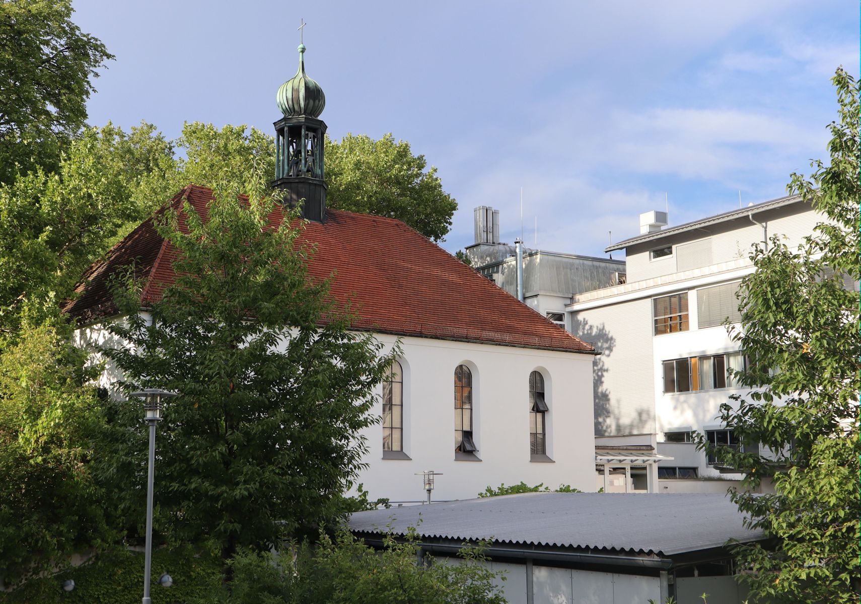 Kirche im Komplex des Krankenhauses der Barmherzigen Brüder in München