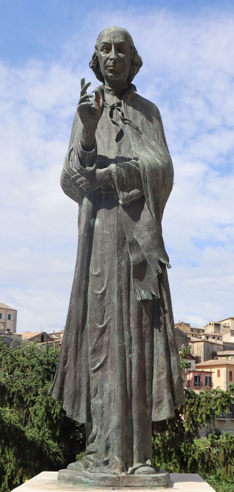 Pietro Giambelluca: Statue gegenüber Bianchis Geburtshauses, auf dem heute nach ihm benannten Platz in Arpino