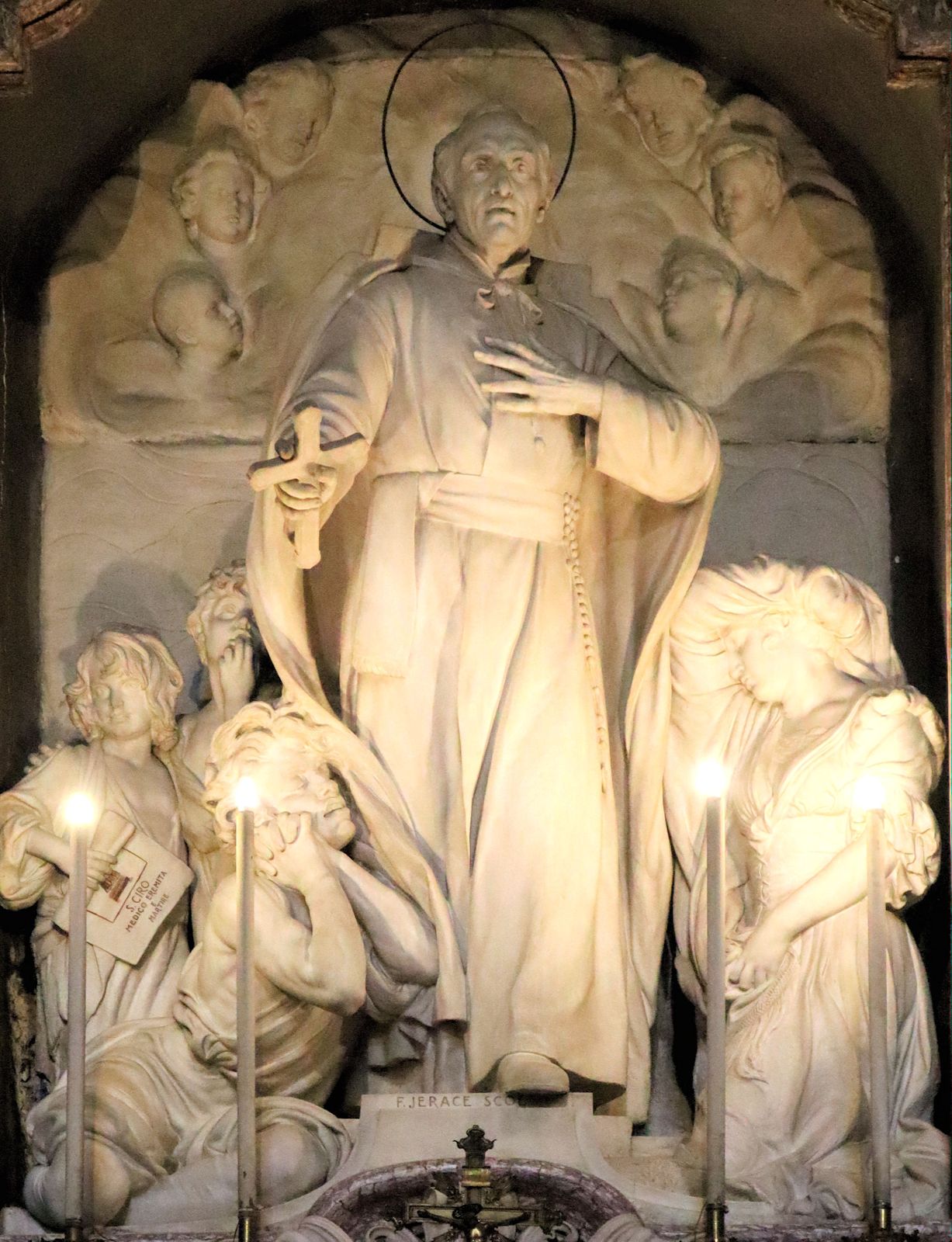 Francesco Jerace: Franz predigt, Altarrelief, 1932, in der Kirche del Gesù Nuovo in Neapel