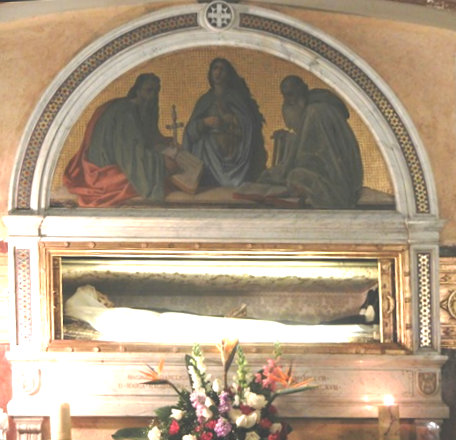 Glasschrein mit den Gebeinen der bekleideten Franziska Romana in der nach ihr benannten Kirche Santa Francesca Romana in Rom