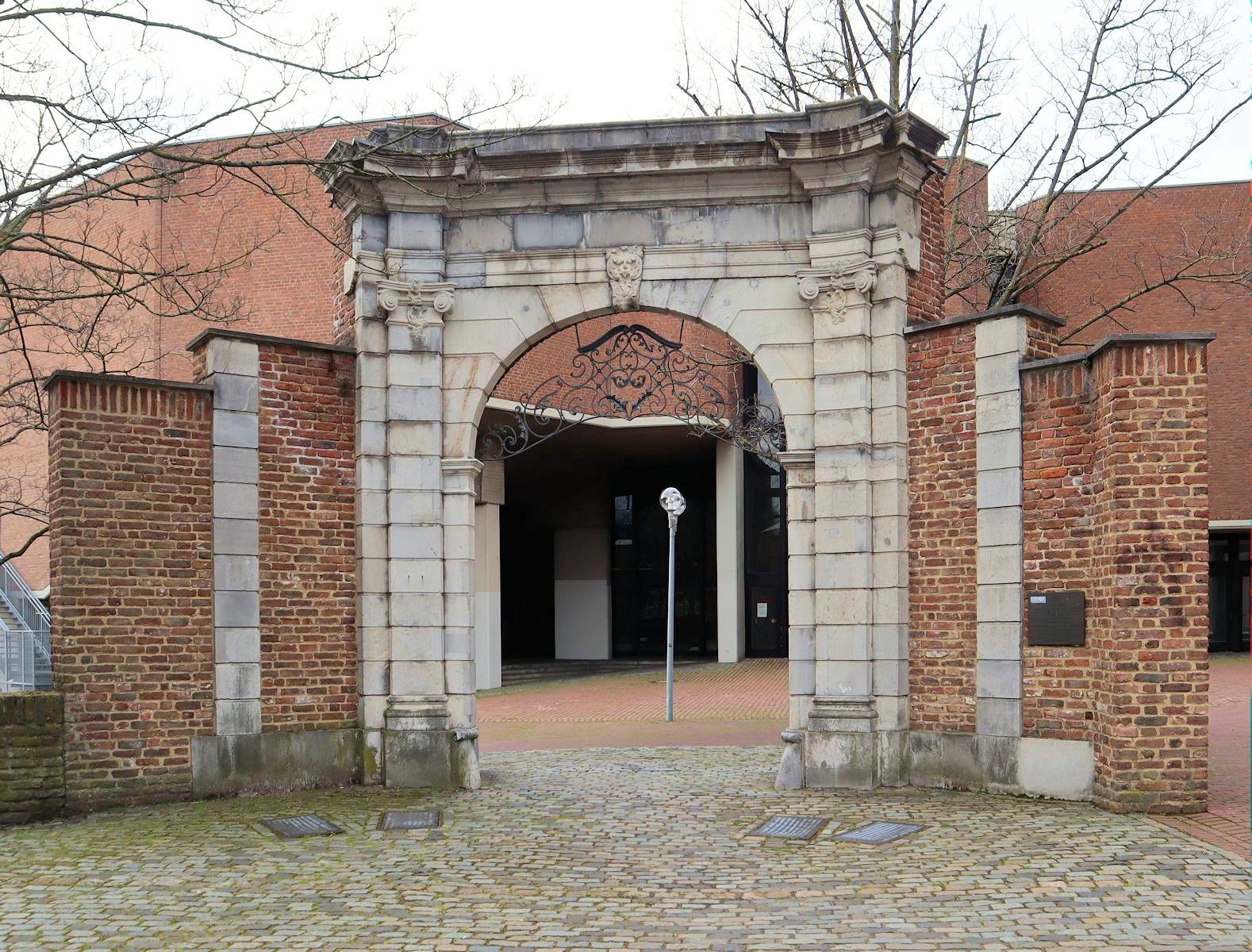Torbau zum ehemaligen Geburtshaus von Franziska Schervier in Aachen