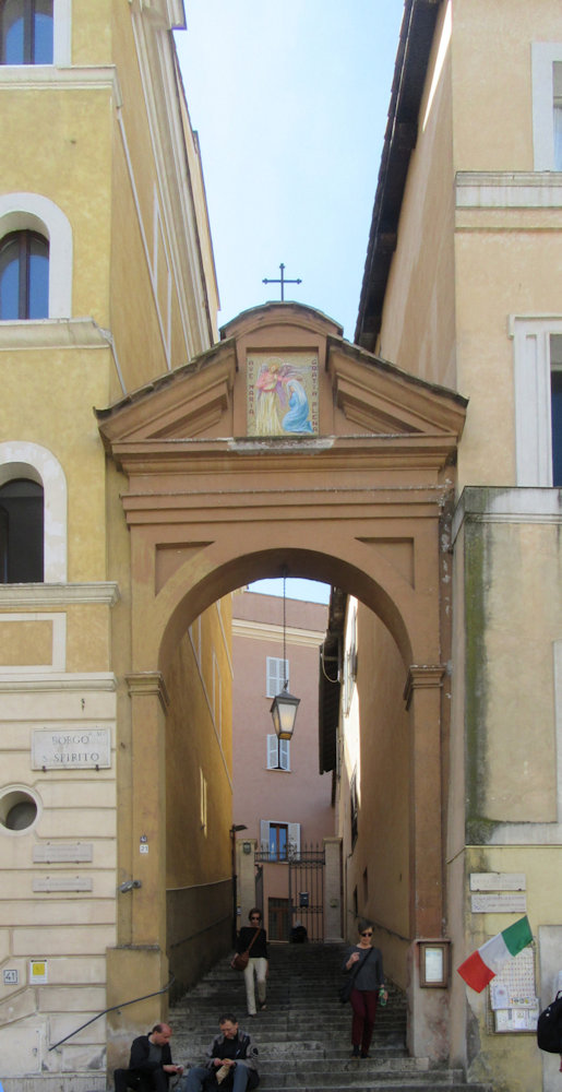 Aufgang zum Ordenshaus an der Kirche Santi Michele e Magno in Rom