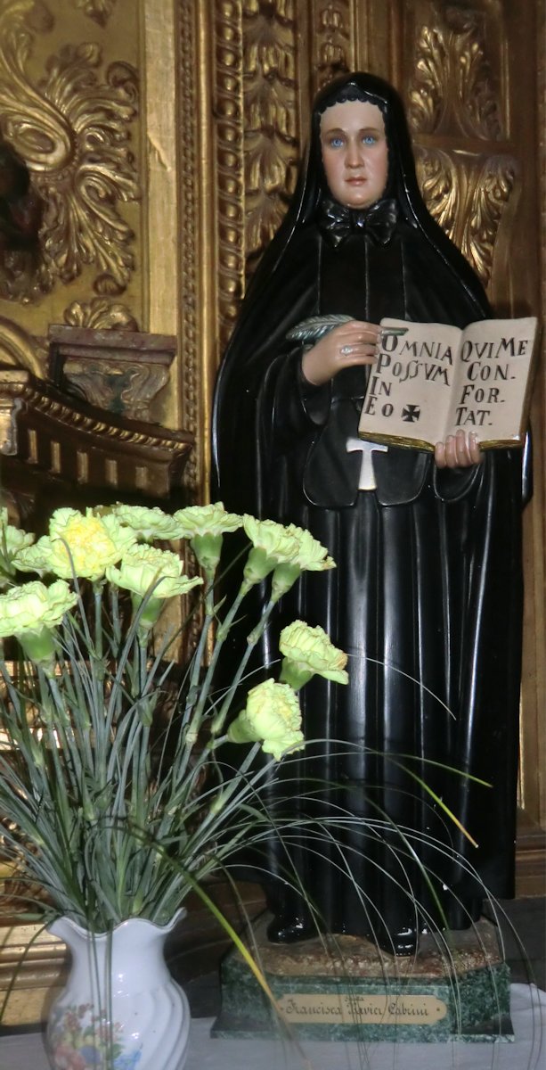 Statue in der Klosterkirche in Arouca in Portugal. Inschrift: „Alles vermag ich durch den, der mir die Kraft dazu gibt.” (Philipperbrief 4, 13)