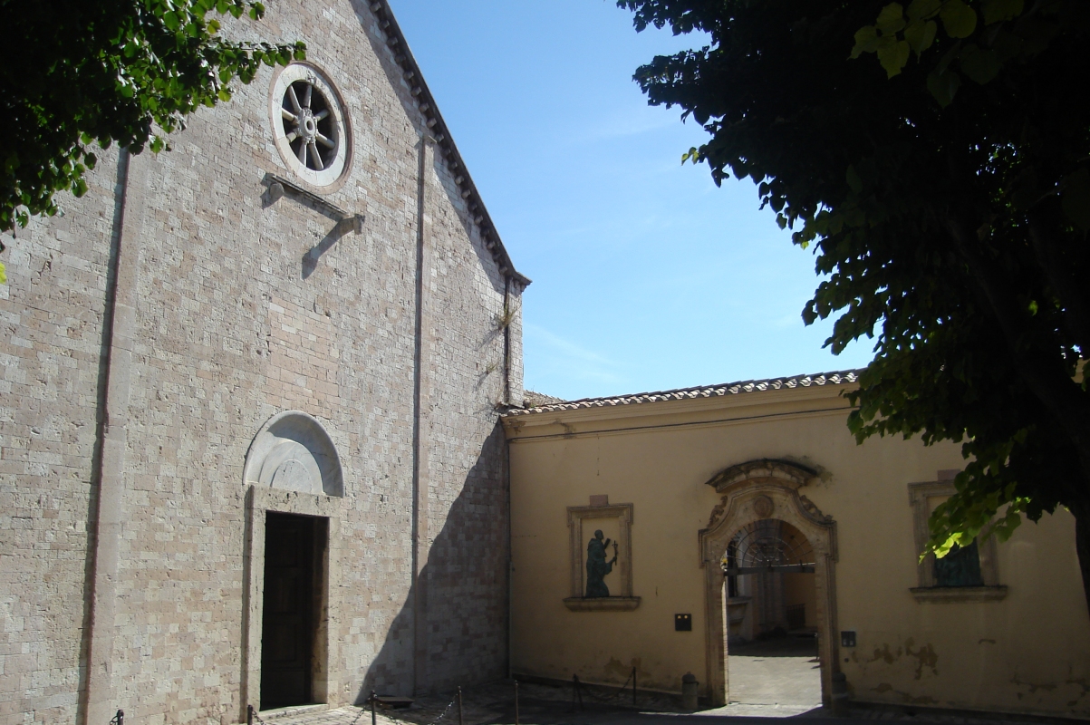 In der Kirche Santa Maria Maggiore, damals der Dom von Assisi, wurde Franziskus getauft und im danebenliegenden Bischofspalast entschied sich die Auseiandersetzung mit seinem Vater