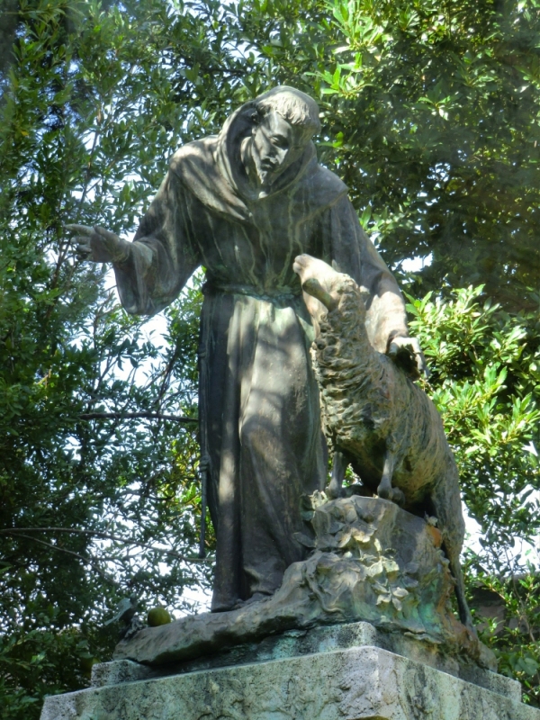 Vincenzo Rosignoli: Franziskus mit Lamm, Bronzestatue im Innenhof der Basilika Santa Maria degli Angeli