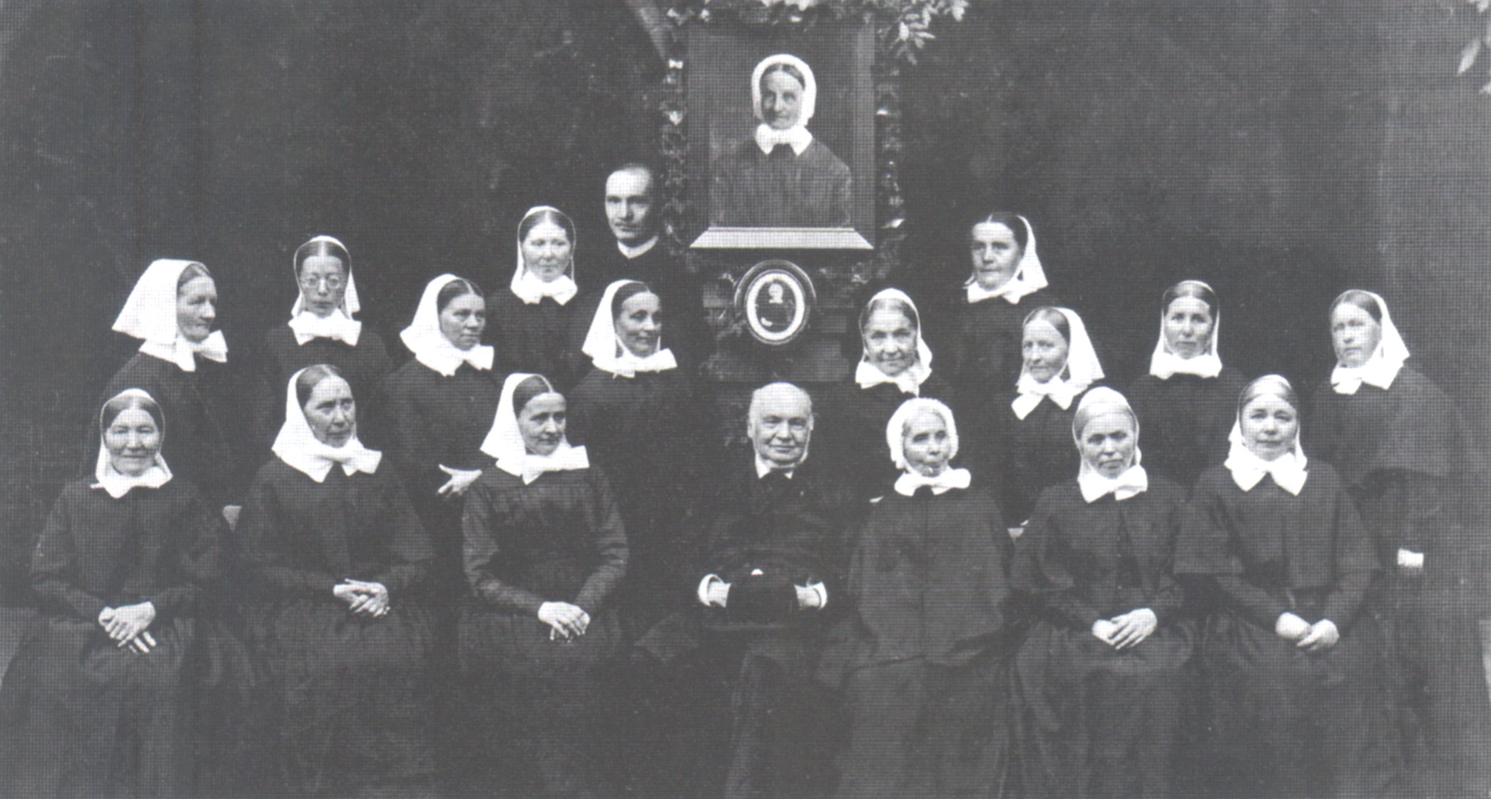 von Bodelschwingh mit Schwestern der Anstalt Bethel um 1908
