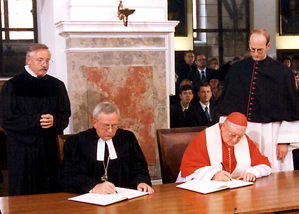 Unterzeichnung der Gemeinsamen Erklärung zur Rechtfertigungslehre in der Kirche St. Anna in Augsburg: Landesbischof Dr. Christian Krause und Kardinal Edward Idris Cassidy