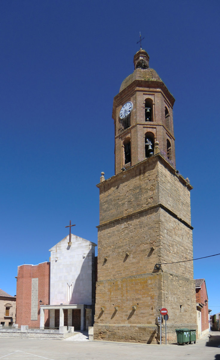 Kirche San Salvador in Mayorga mit Inschrift zum Gedenken an Cipriano Polo García und Pedro Vega Ponce