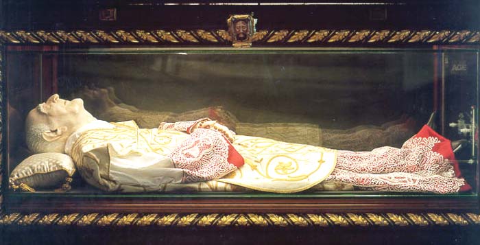 Gaetano Catanosos unverwester Leichnam im Santuario „Volto Santo” und San Gaetano Catanoso in Reggio di Calabria