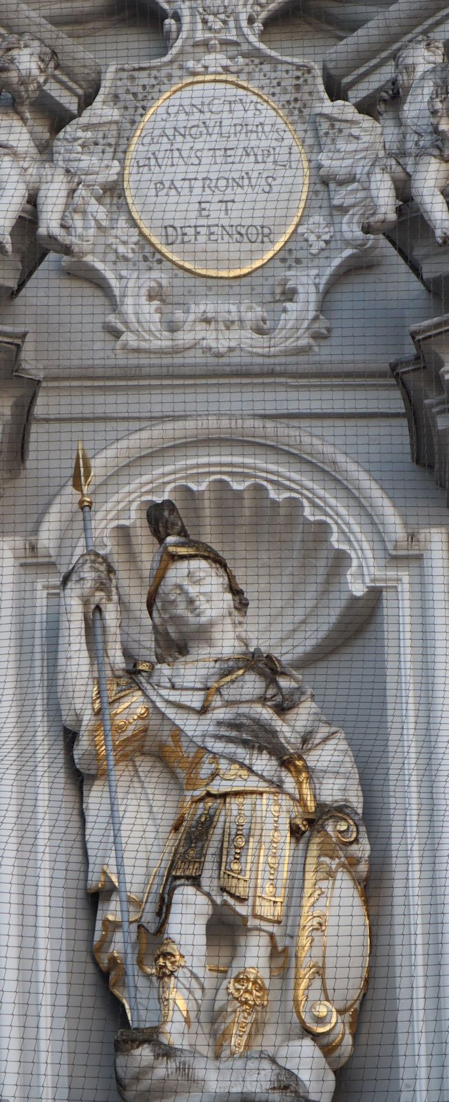 Statue am Eingang zur Kirche St. Gangolf in Trier