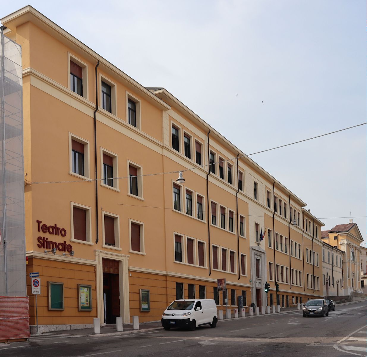 Theater, Schule und Kirche „delle Stimate” (rechts) in Verona
