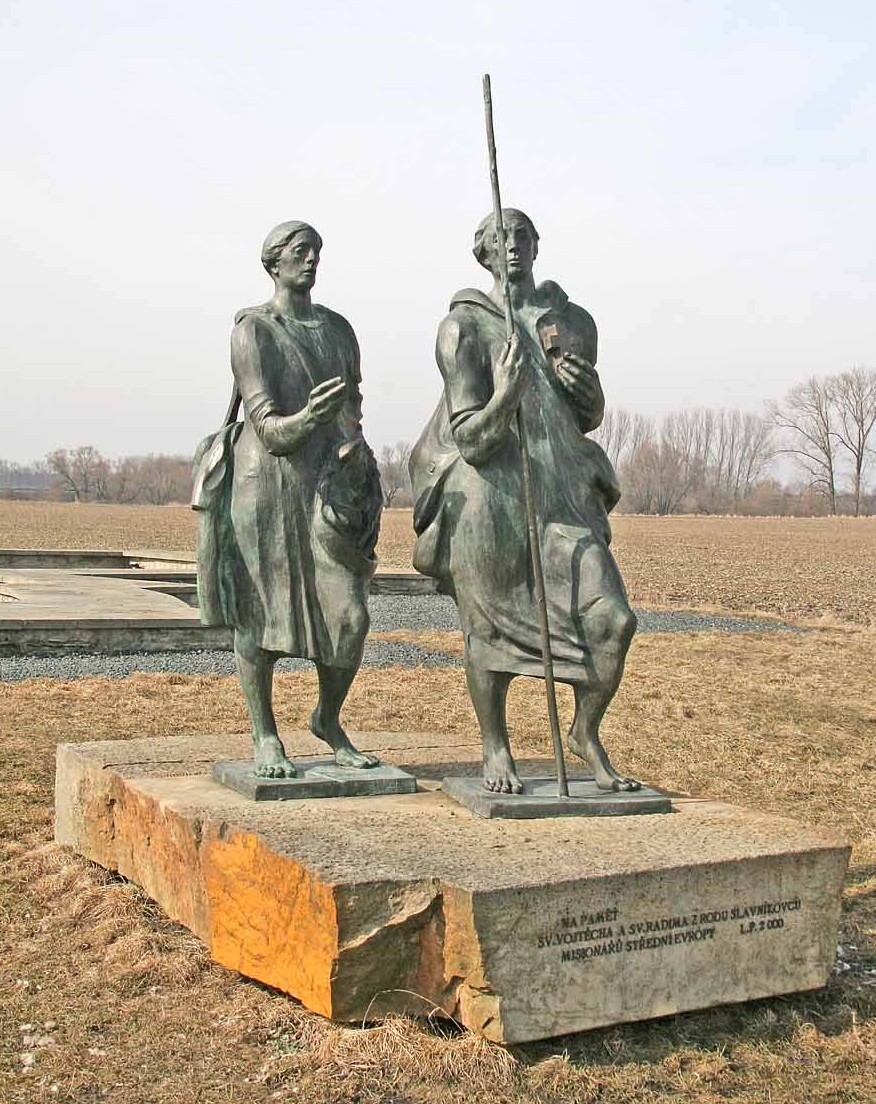 Denkmal für Gaudentius (links) und Adalbert von Prag< in Libice nad Cidlinou in Tschechien