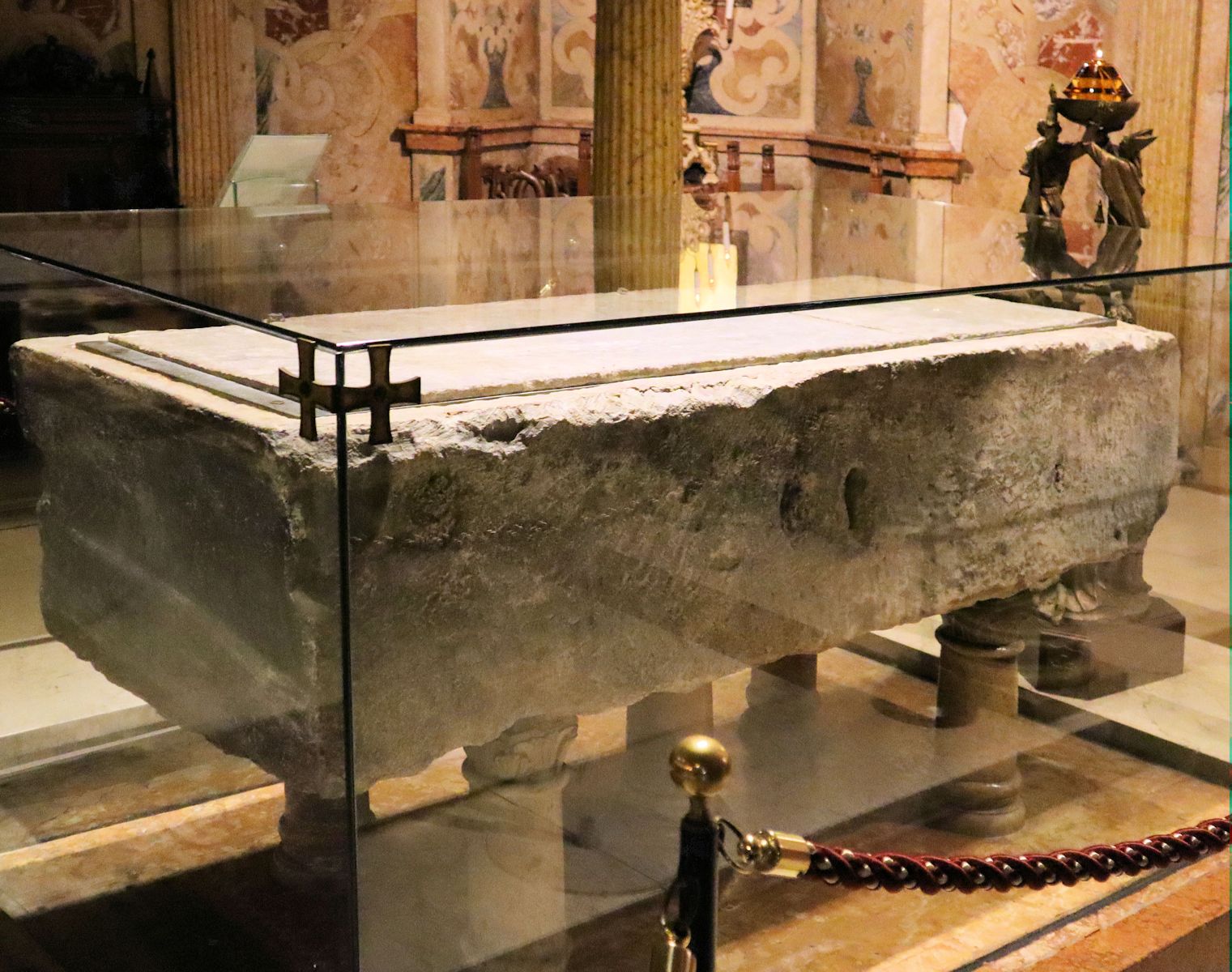Geminianus' Sarkophag in der Krypta der Kathedrale in Modena